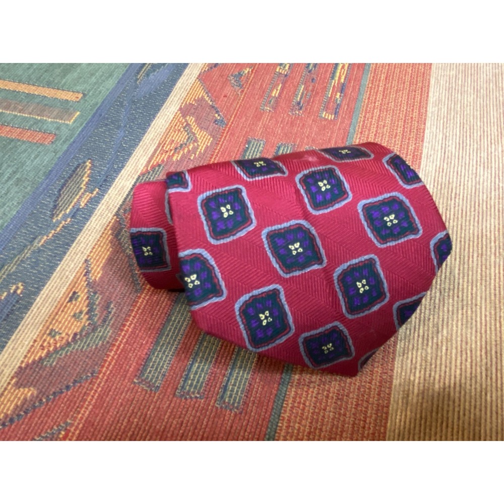 Elegant Red Silk Necktie with Geometric Pattern - Sophisticated Mens Accessory